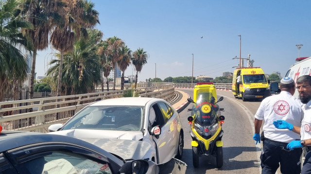 צוותי מד"א בזירת התאונה באשדוד (צילום: צילום מבצעי מד"א)