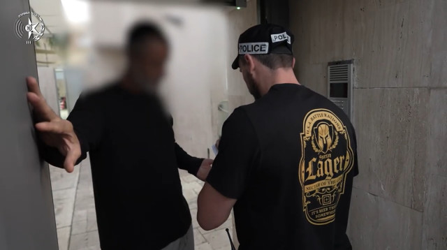 המעצר של יוסי מוסלי (צילום: צילום מסך דוברות המשטרה)