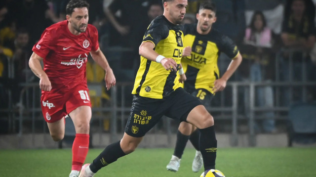 שחקן הפועל תל אביב, עומרי אלטמן, מול שחקן בית"ר ירושלים ירדן שועה (צילום: ברני ארדוב)