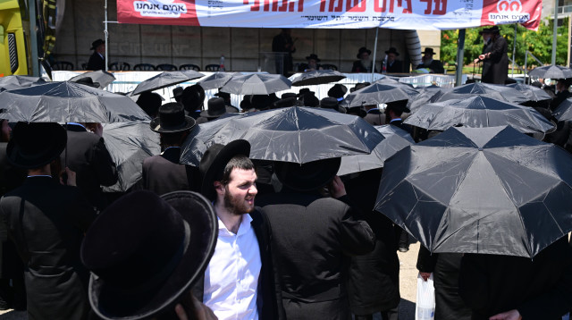 הפגנת חרדים מול לשכת הגיוס (צילום: אבשלום ששוני)
