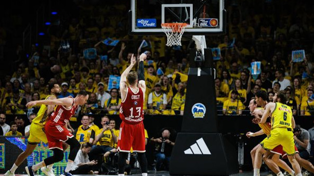 אנדראס אובסט זורק מקו העונשין (צילום: Gettyimages)