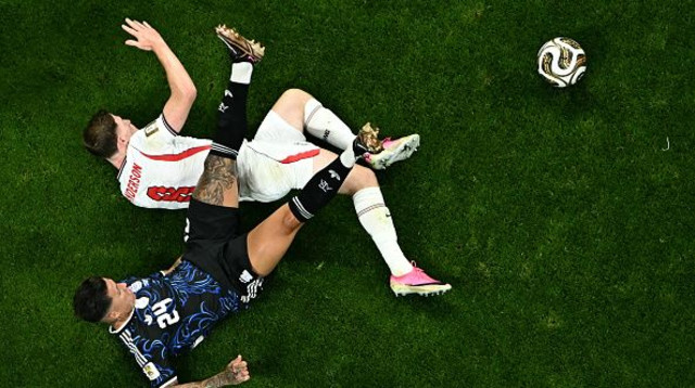 אנסו פרננדס מתקל את אליוט אנדרסון (צילום: Gettyimages)