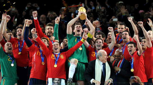 איקר קסיאס עם גביע העולם (צילום: GABRIEL BOUYS/AFP via Getty Images)