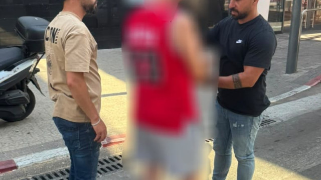 מעצרו של המורה החשוד (צילום: דוברות המשטרה)