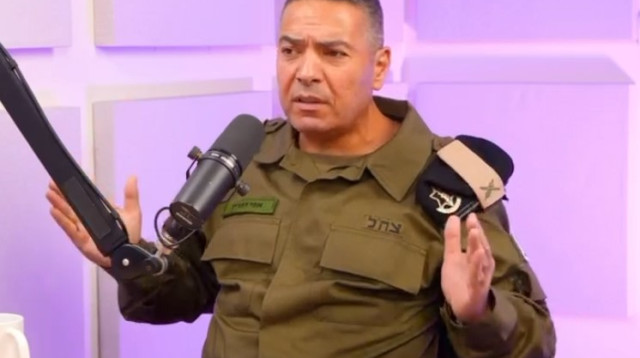 דובר צה"ל אפי דפרין בראיון לנדב פרי (צילום: all in podcastim)