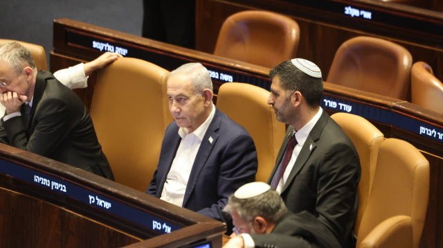 שלמה קרעי, בנימין נתניהו. הצבעת הכנסת על חוק התקשורת (צילום: מרק ישראל סלם)