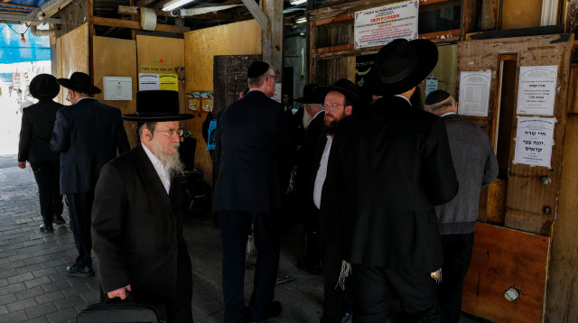רחוב בבני ברק. למצולמים אין קשר לכתבה (צילום: מיכאל גלעדי פלאש 90)