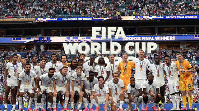 שחקני נבחרת אנגליה עם מדליות הארד, מונדיאל 2026 (צילום: GettyImages, ROBERTO SCHMIDT/AFP)