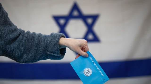 הצבעה בקלפי (צילום: אוליבייה פיטוסי פלאש 90 )