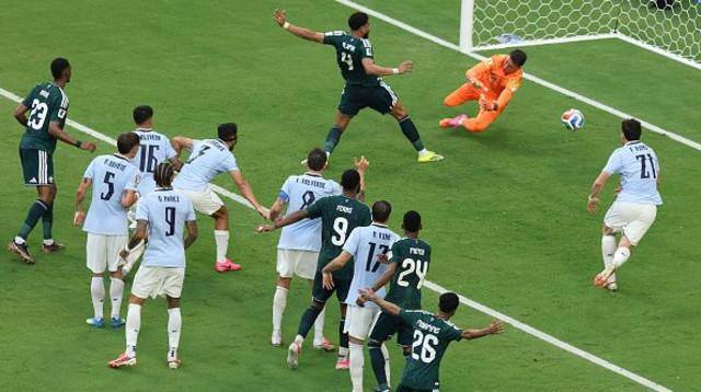 שחקני אורוגוואי וערב הסעודית (צילום: Getty images)