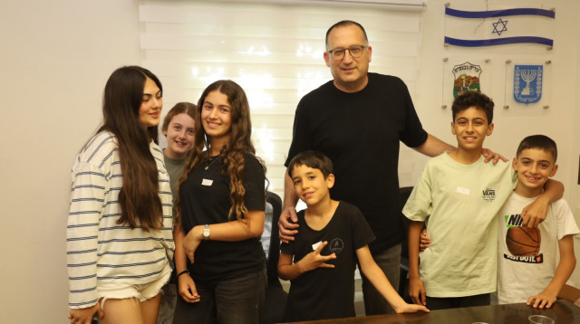 ילדי המילואים עם ראש עיריית גבעתיים רן קוניק (צילום: דוברות העירייה)