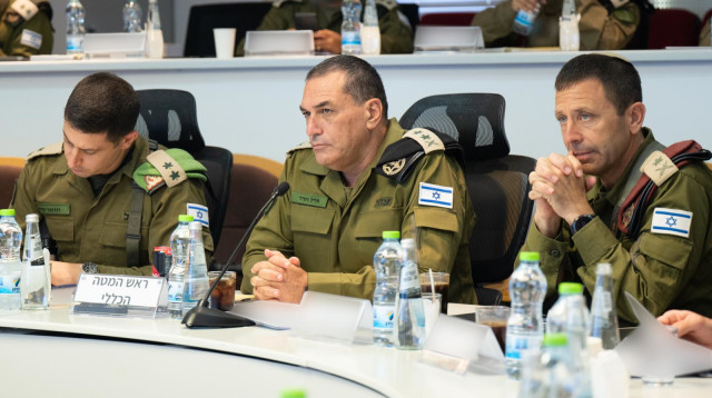 הרמטכ"ל רא"ל אייל זמיר בהערכת מצב באוגדת יו"ש (צילום: דובר צה"ל)