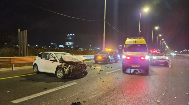 צוותי מד"א בזירת התאונה על כביש 20 (צילום: צילום מבצעי מד"א)