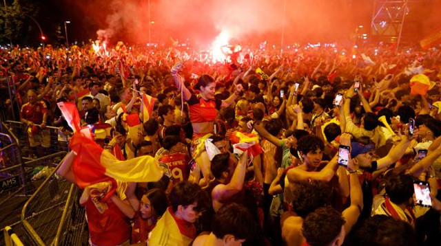 אוהדי ספרד חוגגים ברחובות (צילום: GettyImages)