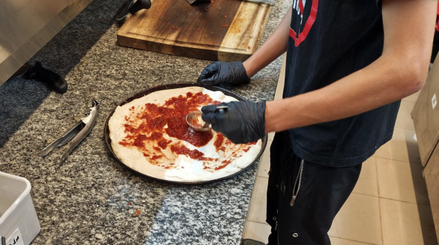 עובדים בסניף "סולו פיצה פאי" (צילום: עודד טיטייבסקי)