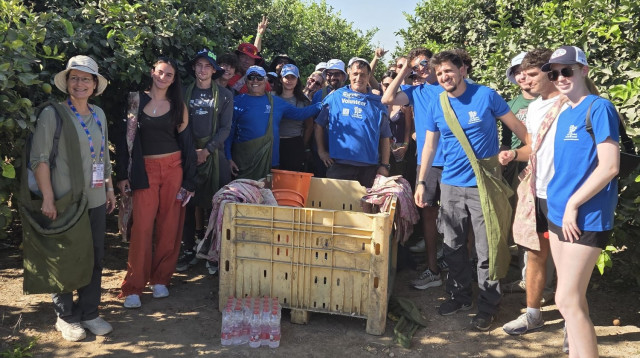  ספורטאי המשלחת האמריקאית למכביה בקטיף בעוטף עזה (צילום: יח"צ)