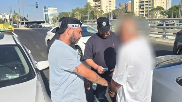 מעצר החשוד בעוקץ הקשיש (צילום: דוברות המשטרה)