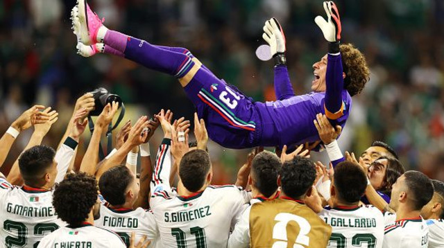 שחקני מקסיקו מניפים את אוצ'ואה (צילום: Gettyimages)