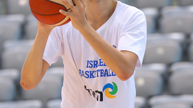 אילי דולינסקי באימון נבחרת ישראל (צילום: אודי ציטיאט)