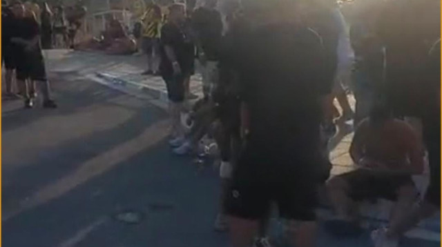 אוהדי בית"ר ירושלים בלרנקה (צילום: צילום מסך)