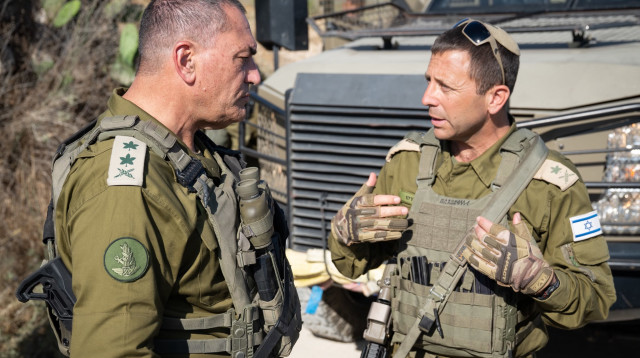 אלוף פיקוד מרכז אבי בלוט לצד הרמטכ"ל (צילום: דובר צה"ל)