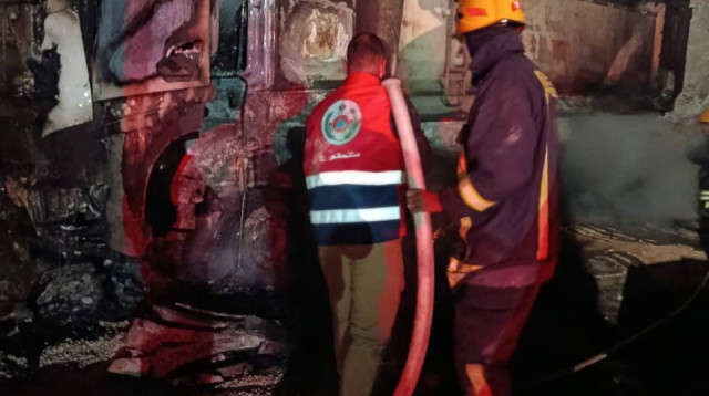 כוחות כיבוי פלסטיניים במקום שהוצת על ידי פורעים יהודים (צילום: ללא קרדיט)