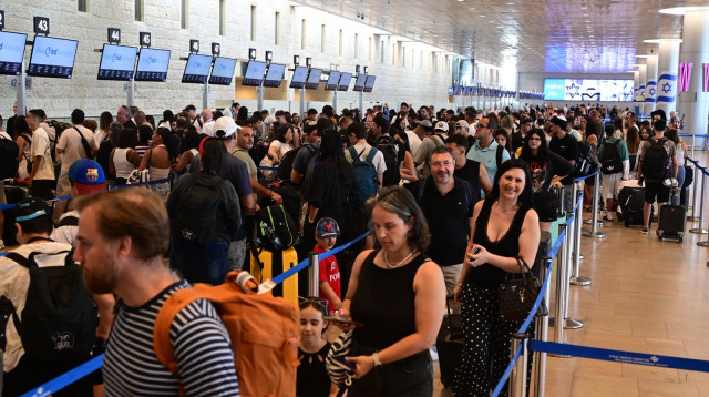 הישראלים מסתערים על נתב"ג (צילום: אבשלום ששוני)