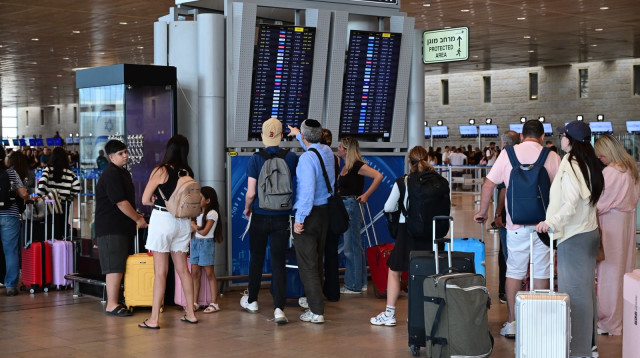 הישראלים מסתערים על נתב"ג (צילום: אבשלום ששוני)