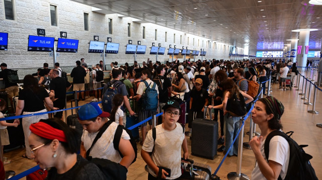 הישראלים מסתערים על נתב"ג (צילום: אבשלום ששוני)