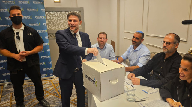 בצלאל סמוטריץ' מצביע בפריימריז לציונות הדתית (צילום: נחום פרי)