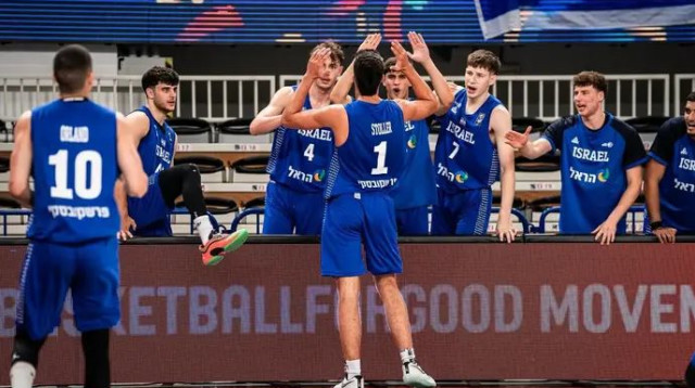 החגיגה של נבחרת הנוער נמשכת (צילום: אתר רשמי, FIBA)