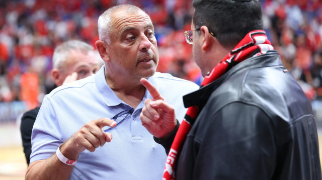 עופר ינאי בעלי הפועל תל אביב ועמוס פרישמן יו"ר איגוד הכדורסל (צילום: אודי ציטיאט)