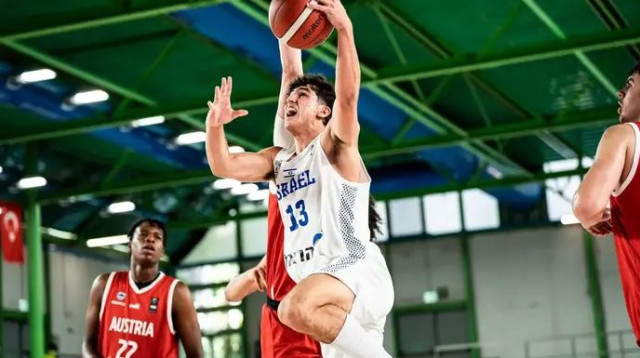 אמיתי עזריאל מול אוסטריה (צילום: אתר רשמי, FIBA)