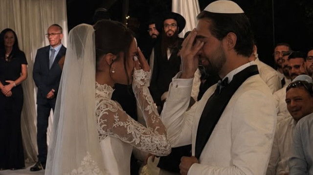 נמסנו: עומר חזן ושובל חזיזה ברגע החתונה (צילום: פרטי)