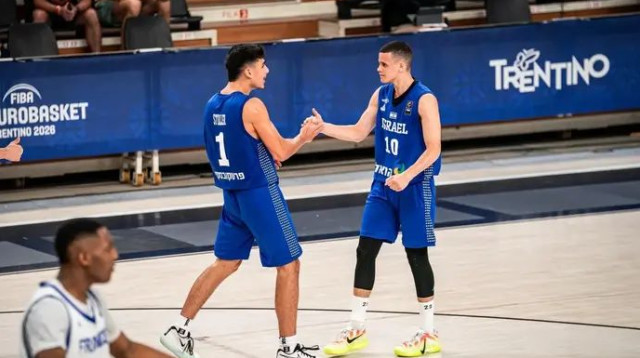 גם הם קיבלו מחמאות מהמאמן. עומרי אורלנד עם רום סטולר (צילום: אתר רשמי, FIBA)