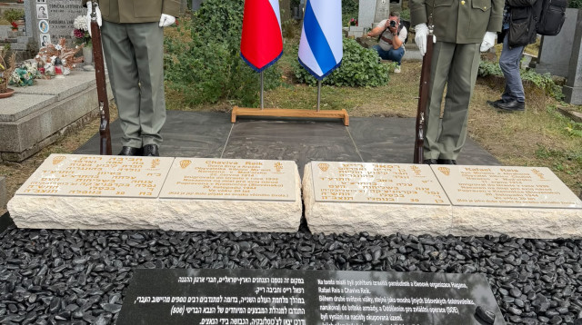  מצבה לזכר הצנחנים חביבה רייק ורפאל רייס (צילום: ללא)