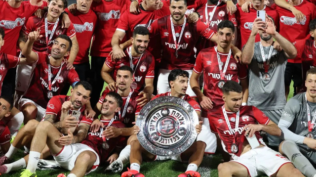 שחקני הפועל באר שבע חוגגים אליפות שישית בטרנר (צילום: בן בודה)