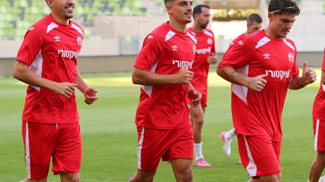 שחקני הפועל באר שבע באימון המסכם לקראת ויקינגור (צילום: אודי ציטיאט)