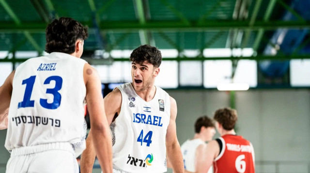 שחקני נבחרת הנוער של ישראל חוגגים מול דנמרק (צילום: אתר רשמי, FIBA)