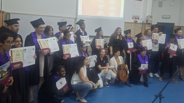 בוגרי מחזור ראשון של תכנית סייעים בחינוך (צילום: משרד הרווחה)