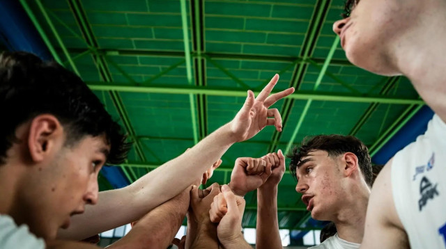 שחקני נבחרת הנוער של ישראל (צילום: אתר רשמי, FIBA)