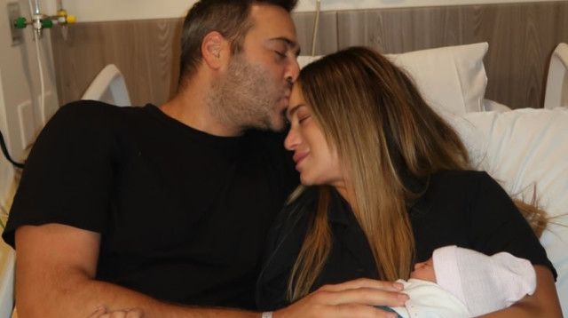 נועה בני ובעלה דניאל מזרחי ברגע הלידה (צילום: אינסטגרם)
