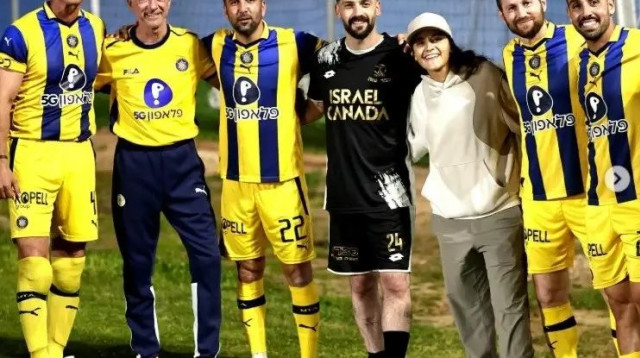 שרן ייני, אבי ריקן, אייל גולסה, אמיר שלח, קבוצת הוותיקים של מכבי תל אביב לצד אמילי דמארי וגלי ברמן (צילום: אתר רשמי, מכבי תל אביב בכדורגל)