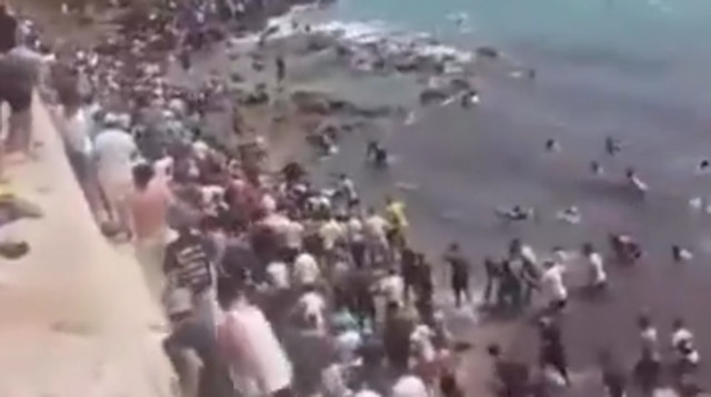 מאות מהגרים חוצים את הגבול ממרוקו לסאוטה שבספרד (צילום: צילום מסך לפי סעיף 27א)