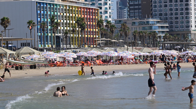 ישראלים בחופי תל אביב, יולי 2026 (צילום: אבשלום ששוני)