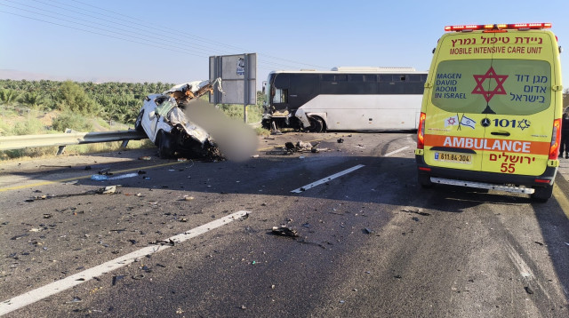 תאונה בין רכב לאוטובוס בכביש 90 (צילום: תיעוד מבצעי מד"א)