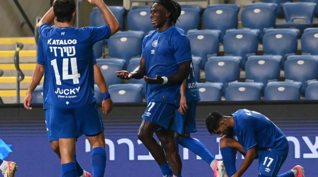 חוסה קורטס שחקן מכבי פתח תקוה חוגג שער (צילום: ברני ארדוב)