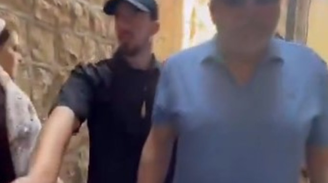 אביגדור ליברמן מובל החוצה מבית הקפה בירושלים (צילום: באדיבות חדשות 12)