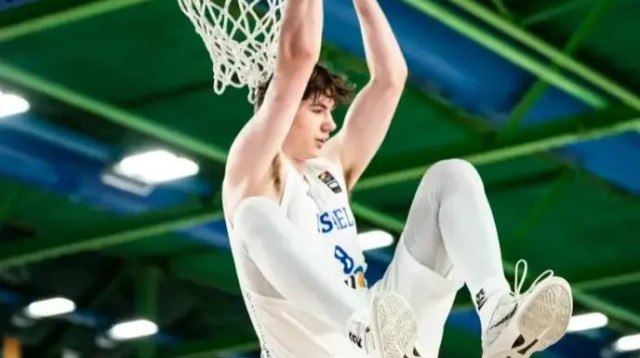 עוד הצגה. מוסיס (צילום: אתר רשמי, FIBA)