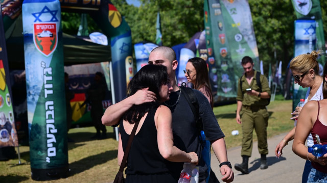 מתגייסים לחיל השריון, לשכת גיוס (צילום: אבשלום ששוני)